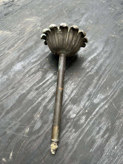 Mosiężny uchwyt do lampy sufitowej