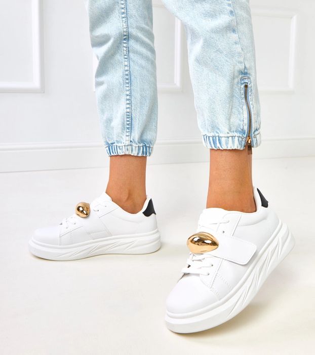 Białe sneakersy ze złotym akcentem i czarną wstawką Melania