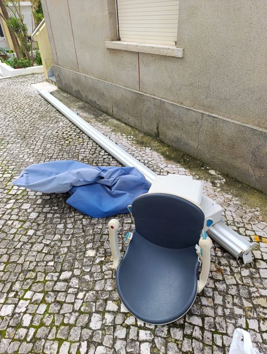 Cadeira Handicare elevador. Bom estado, mas a necessitar de reparação