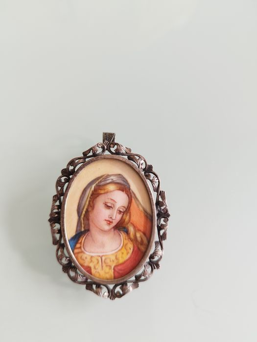 Lindo broche antigo pintado à mão em prata. Estado muito bom .broche o
