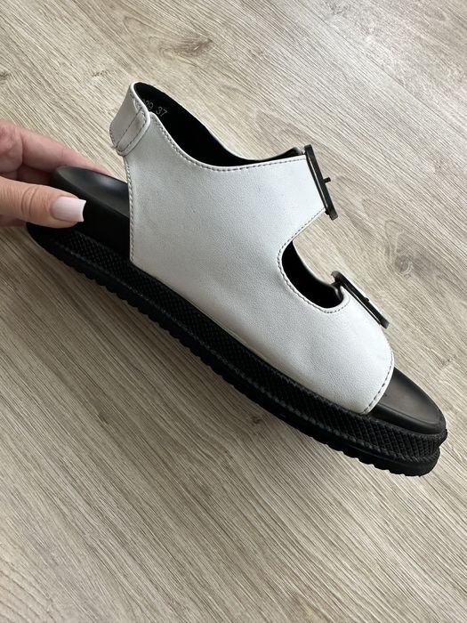 Босоніжки білі.