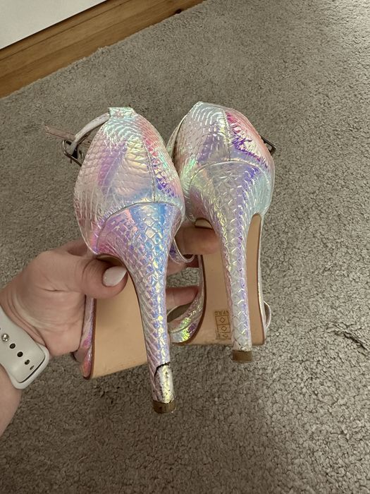 Holograficzne sandałki na obcasie