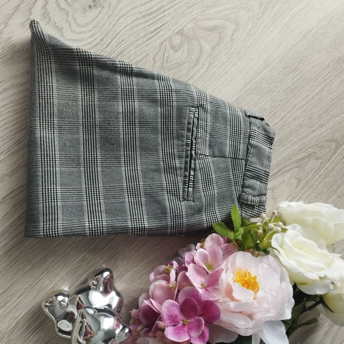 Stradivarius spodnie w kratkę XXS (32) – eleganckie i stylowe