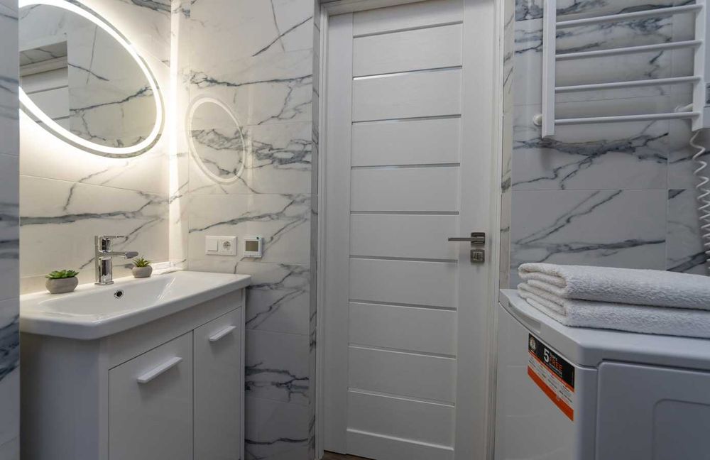 Подобово - студія з ремонтом, у будинку з Генератором, 5 хв. до метро.