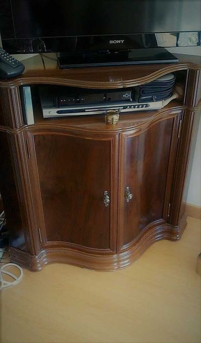 Móvel de canto com 2 portas em madeira maciça e raiz de nogueira