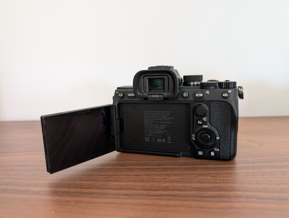 Máquina Fotográfica SONY A7 Mark IV + FE 28-70 mm F3.5-5.6 OSS - Full-Frame - Nova c/garantia
