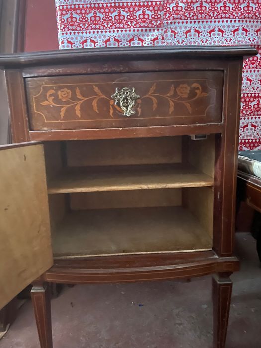 Mesa de cabeceira - estilo D. Maria