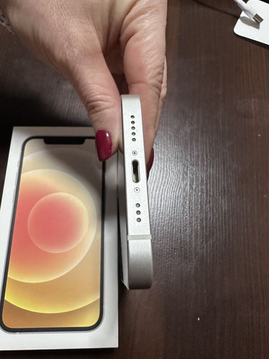 Продам iPhone 12 на 64