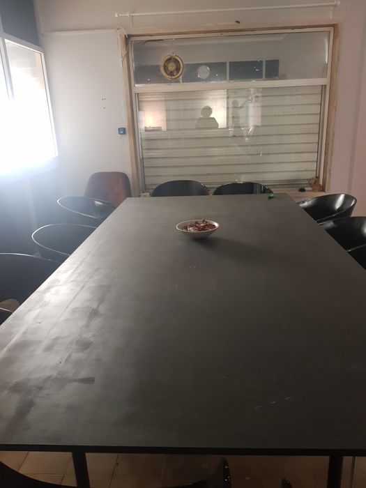 Mesa grande para sala ou de reuniões