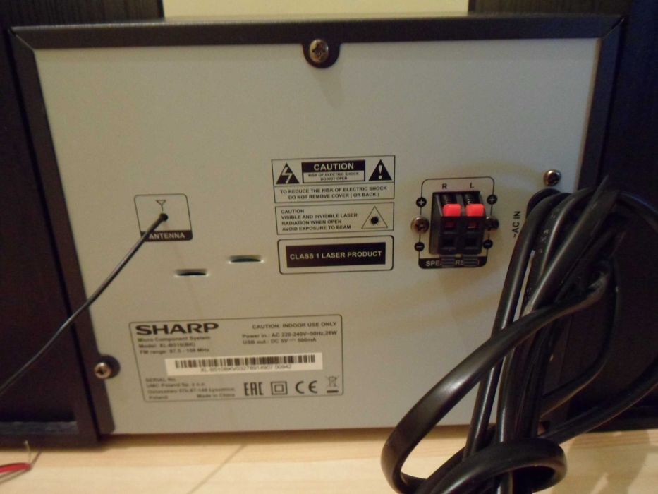 Wieża SHARP z głośnikami .