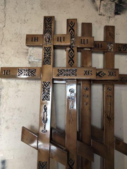 Деревʼяні тимчасові гробниці та хрести на могилу!