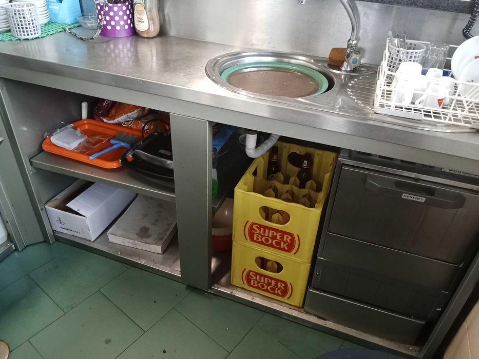 Balcão de atendimento com vitrine de refrigeração