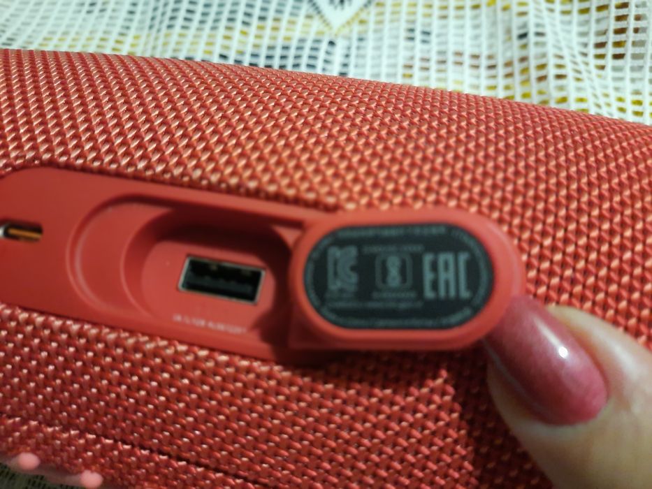 Продам оригинальную музыкальную колонку JBL в отличном состоянии