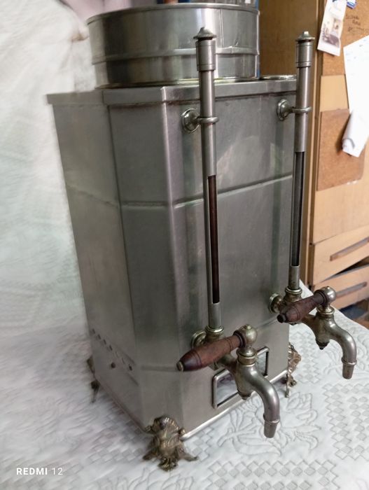 Máquina de café antiga de saco em bom estado de conservação.