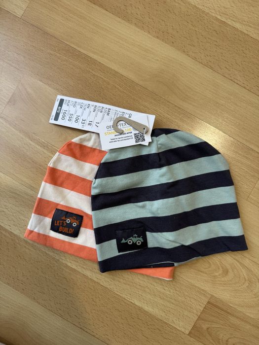 Nowe dwie czapeczki dla niemowlaka