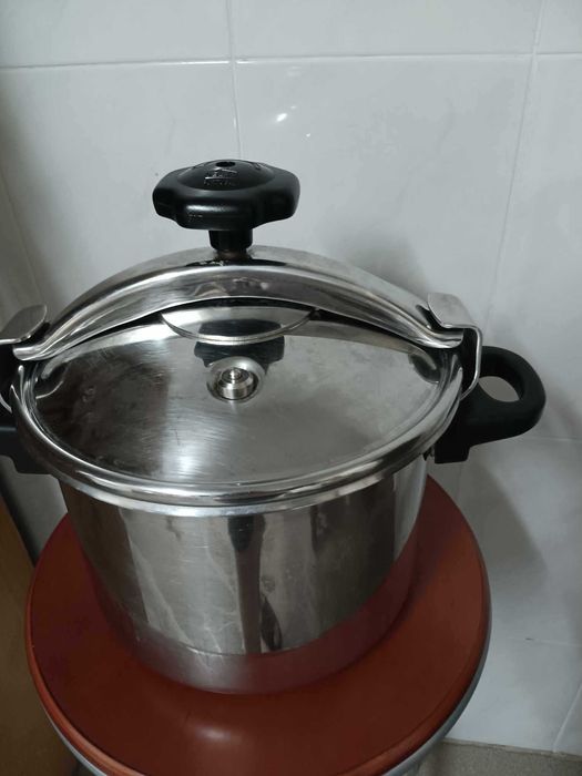 Panela de pressão em inox 8l. Dá para placa de indução e vitoceramica