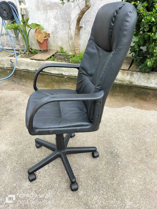 Cadeira escritório em pele preta