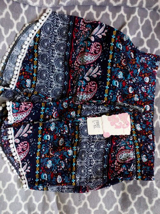 Krótkie damskie spodenki.