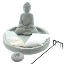 дзен-сад (Zen Garden) с фигурой Будды