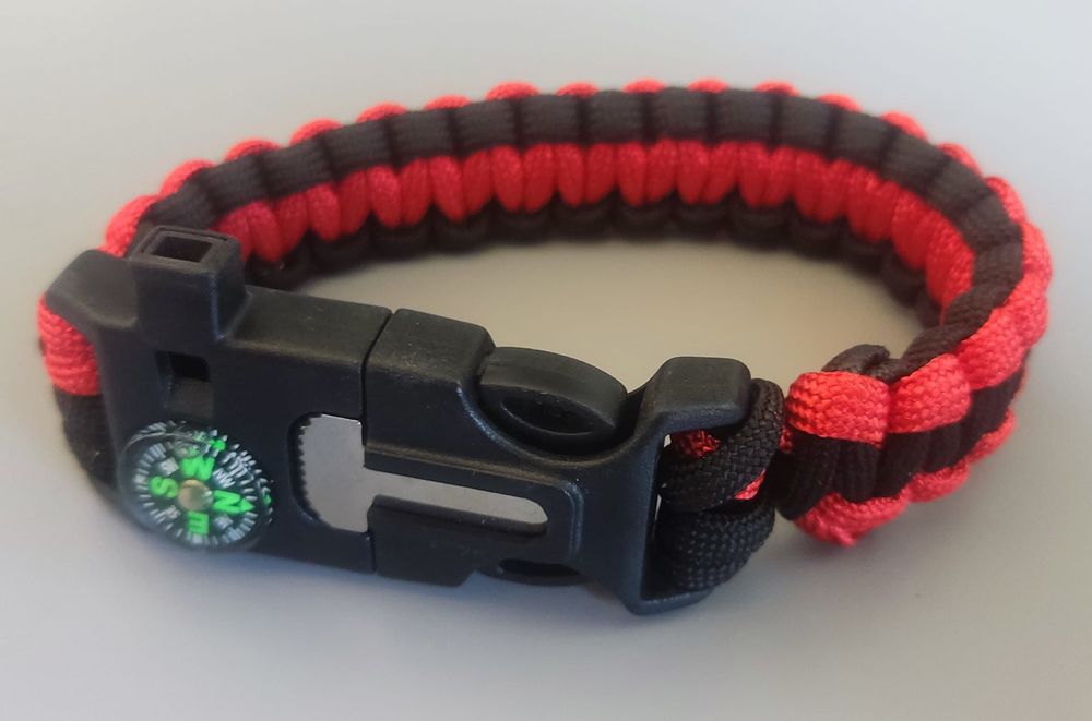 Pulseira com fio paracord e faca