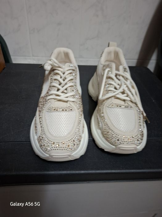 Ténis brancos, de senhora