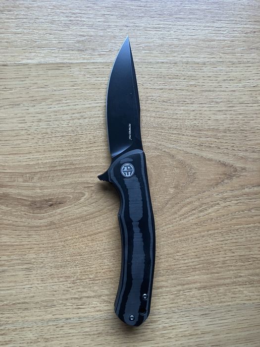 Pięknie wykonany Petrified Fish Warrior carbon fiber nóż, scyzoryk