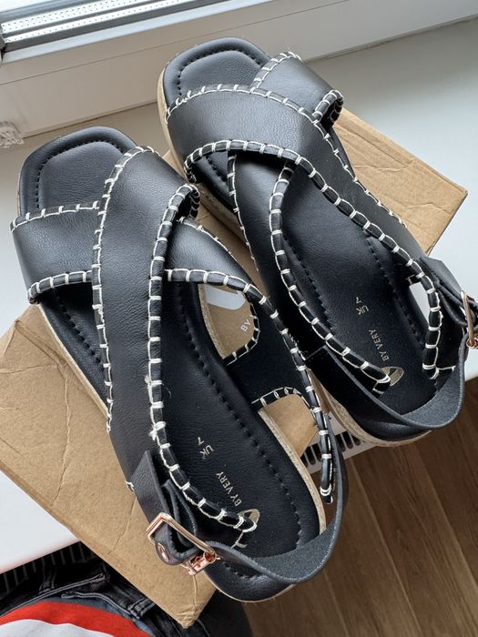 Босоніжки жіночі