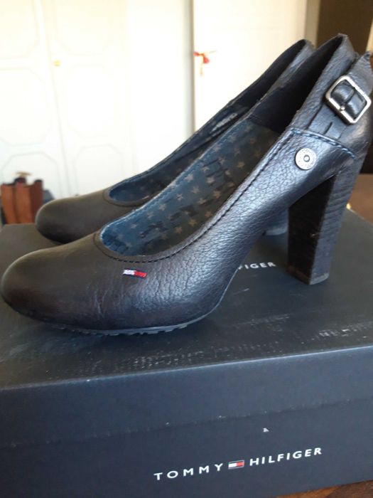 Sapatos pretos em pele nº 39 da Tommy Hilfiger novos