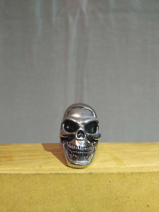 Anel em aço formato de caveira grande