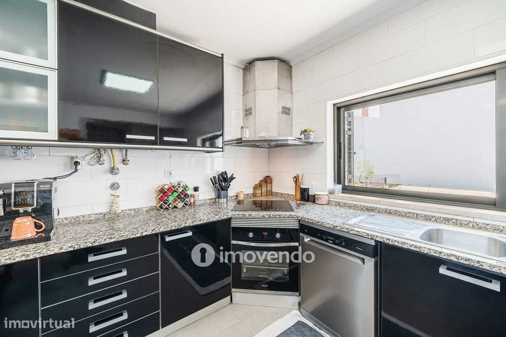 Moradia T3+1 de design moderno, com jardim, na Quinta do Anjo