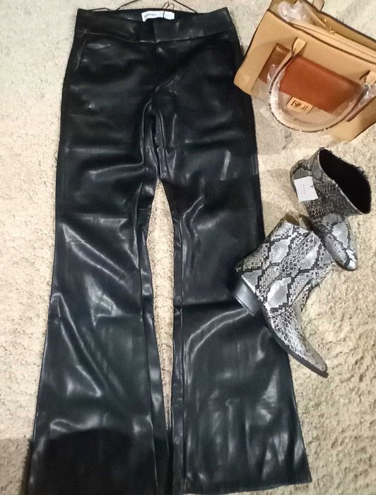 Штани кльош Bershka.