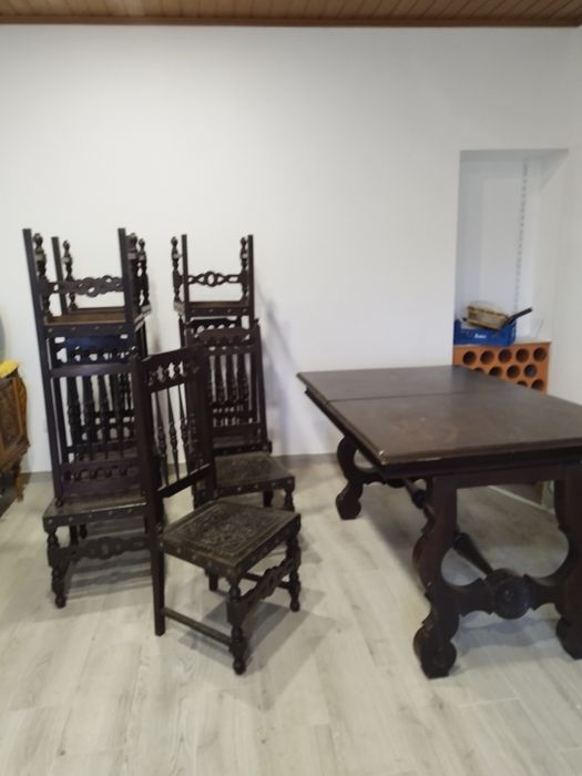 Mesa de sala em madeira exótica maciça, usada.