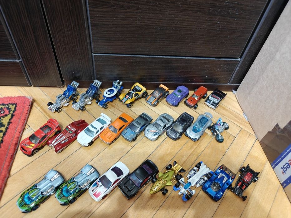 Машинки модели hot wheels оригинал 25шт. одним лотом за 500грн.