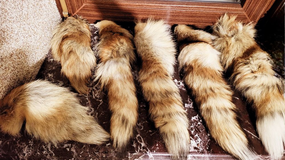 брелки-хвосты и хвосты на шлем и на сумку