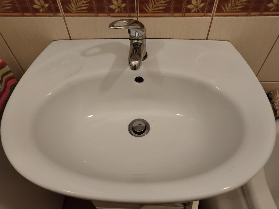 Pilnie sprzedam umywalkę Cersanit z baterią i szafką