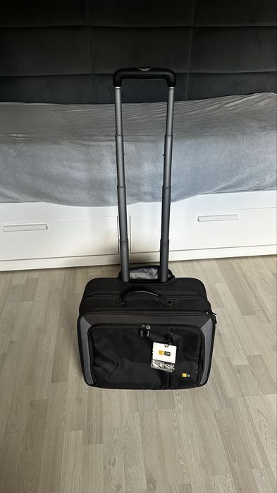 Mała walizka z miejscem na laptopa