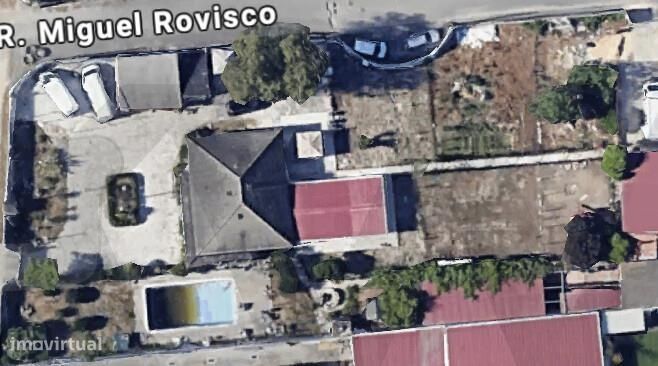 Terreno com Moradia e Anexos em Fernão Ferro com 2.758 m2