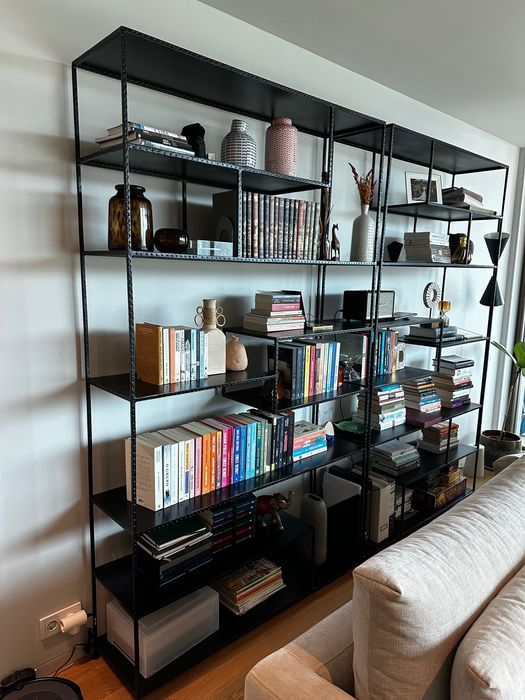 Duas estantes Área - preto