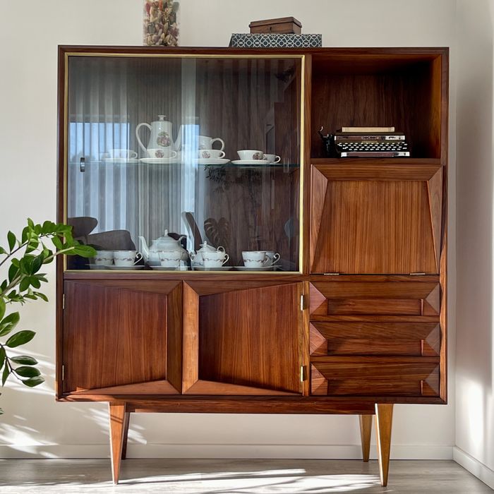 Cristaleira móvel vintage estilo Olaio