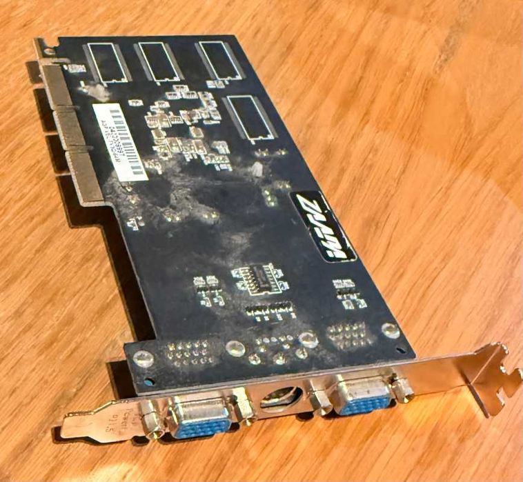Placa Grafica ATI Radeon 7000 64MB AGP - Dual VGA e S-Video