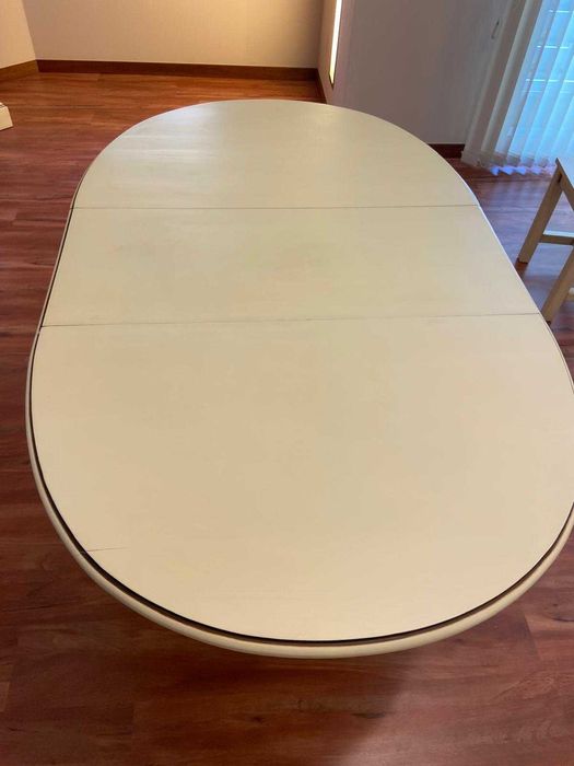 Mesa de jantar e cadeiras