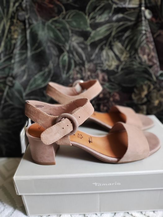 Чудові  замшеві босоніжки НОВІ! Фірми Tamaris.