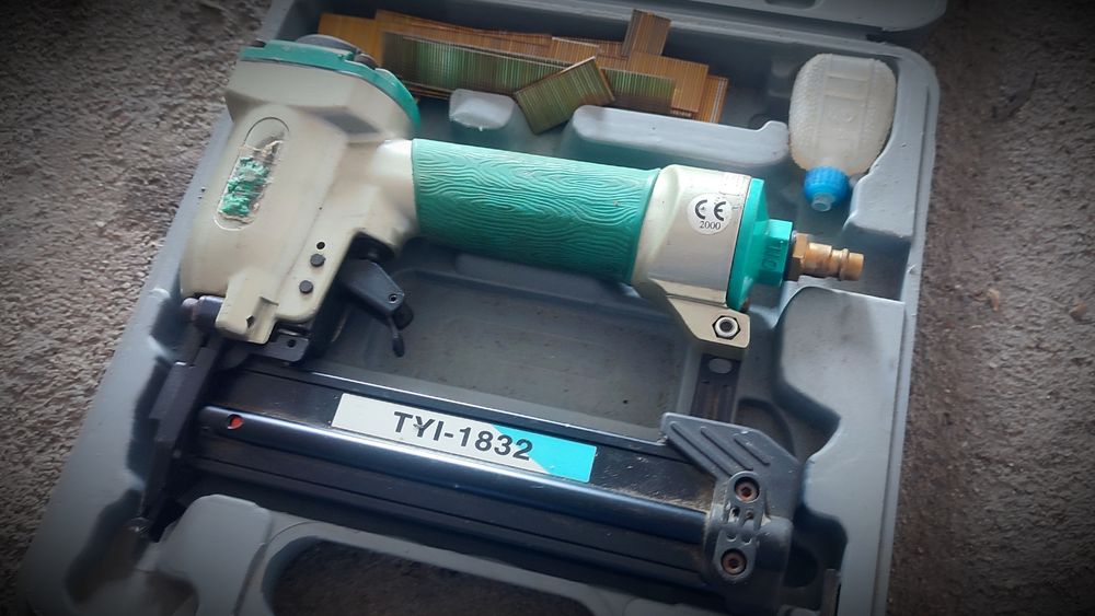 Máquina de pregar pneumática