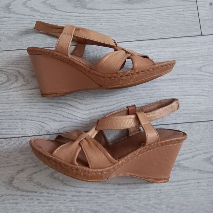 Sandałki damskie na koturnie 38, skórzane Lasocki