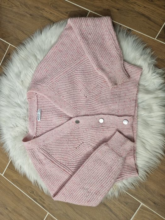 Sweterek pudrowy Stradivarius L