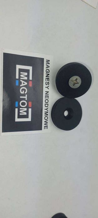 Magnes neodymowy z otworem na śrubkę do przykręcenia w gumie szczelny