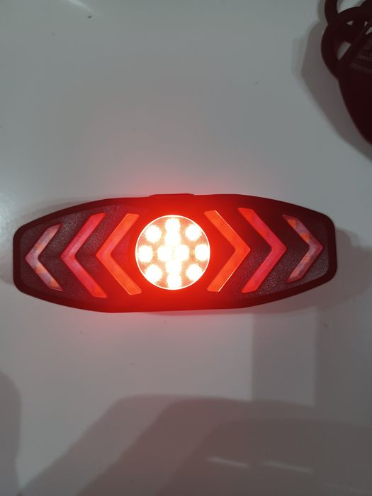 Luz traseira com piscas para bicicletas