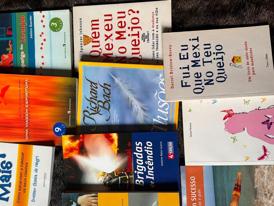 Diversos livros com diferentes temas