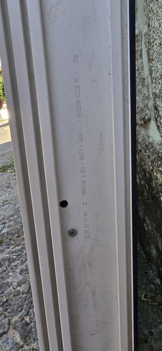 Janelas fixas em triângulo,  em PVC em excelente estado e outra janela