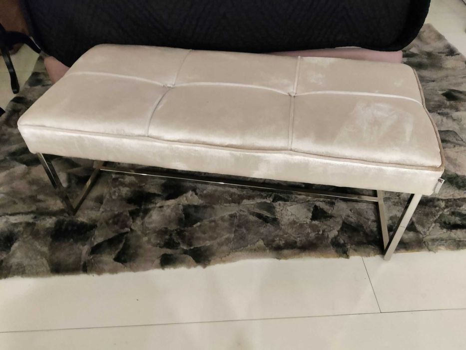 Banqueta em veludo bege